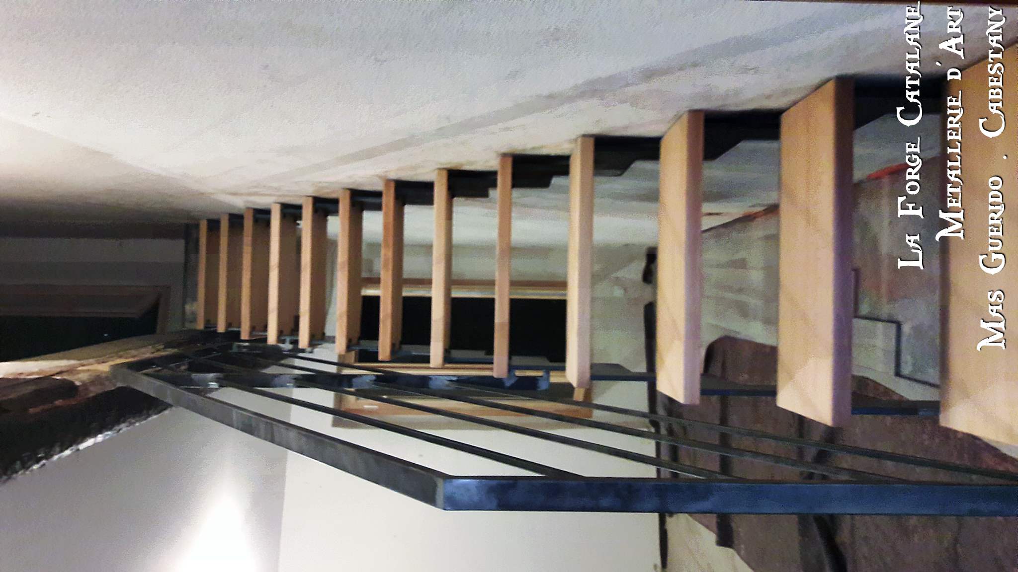 Escalier double limon cremaillere marches bois fer forge catalane (8).jpg